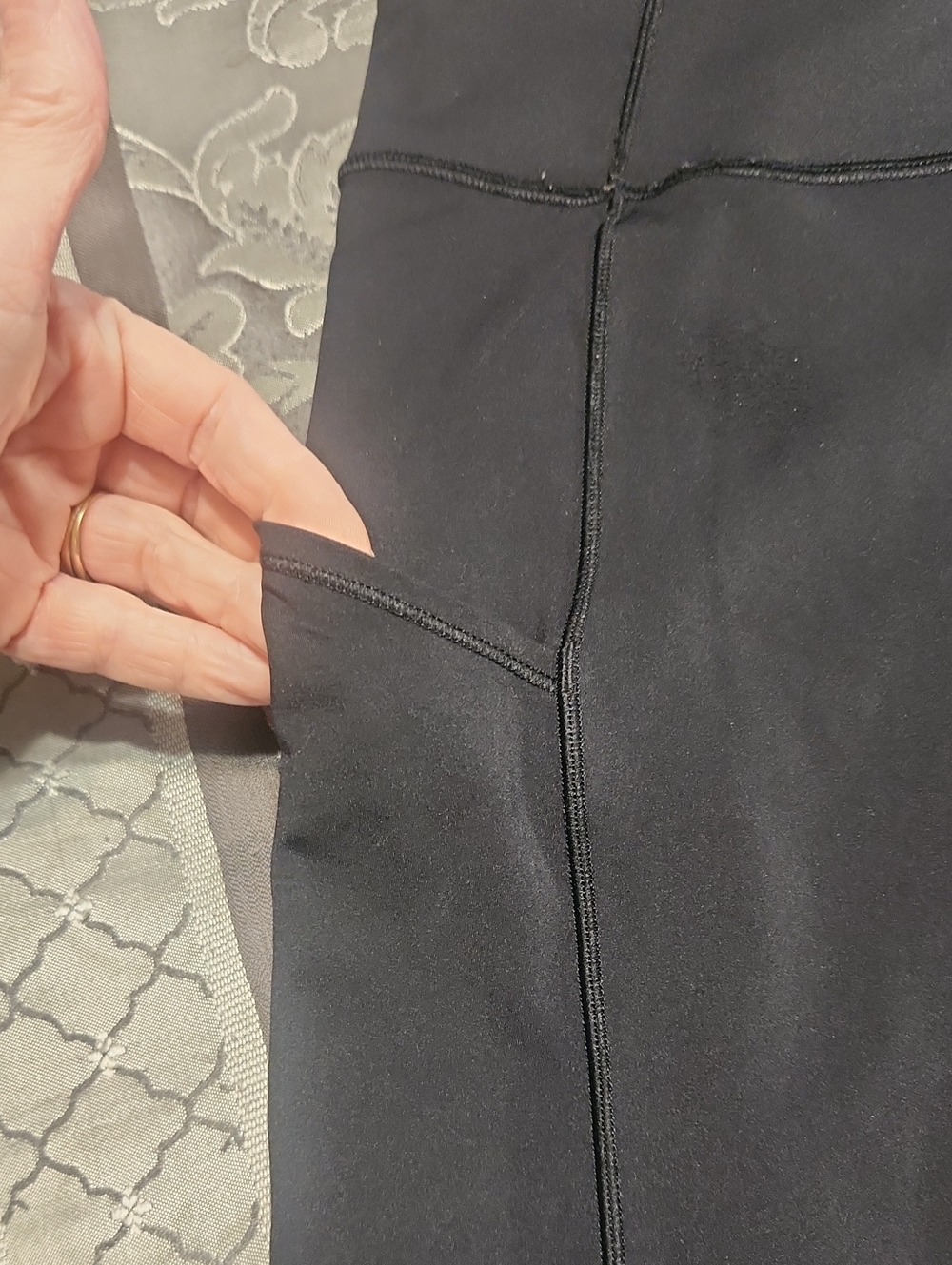 lululemon Black Workout Leggings with Hidden And Side Pockets Size 6 - Picture 5 of 6